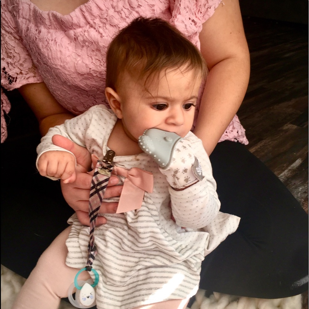 NEW Sootheez Bear Teething Mitten for Baby (Gray)